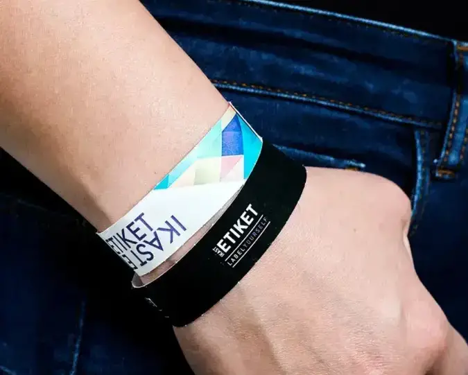 Tyvek-ranneke täysväripainatuksella