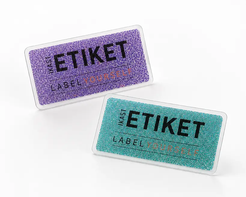 Silitettävä heijastin tekstillä ja logolla