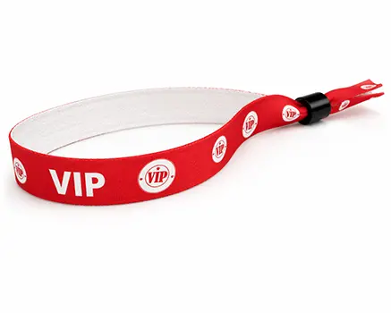 Punaiset VIP-festarirannekkeet