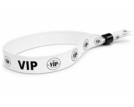 VIP-festarirannekkeet mustalla tekstillä