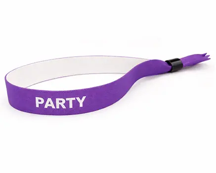Purppuranväriset festarirannekkeet