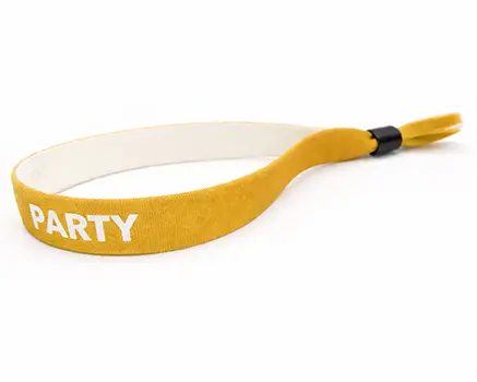 Currynkeltaiset festarirannekkeet