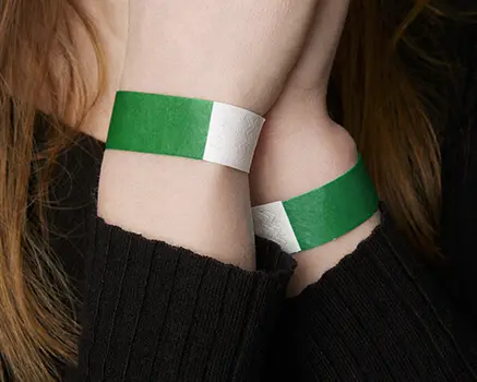 Vihreä paperinen ranneke