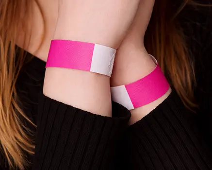 Neonpinkki paperinen ranneke