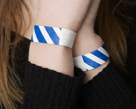 Sininen ja valkoinen raidallinen paperinen ranneke