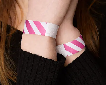 Pinkki ja valkoinen raidallinen paperinen ranneke