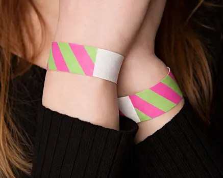 Vihreä ja pinkki raidallinen paperinen ranneke